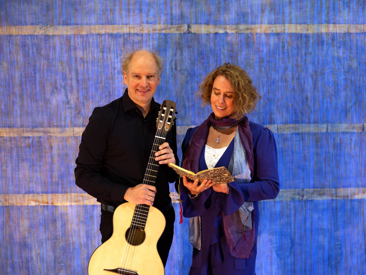 Kathrin Schack (Autorin, Sprecherin) und Perry Schack (Gitarre)